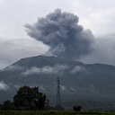 Indonésie: le volcan Marapi rejette des cendres à 2 km de hauteur