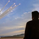 Corée du Nord: Kim supervise des tirs de lance-roquettes multiple
