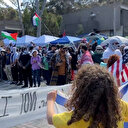 California Üniversitesi'nde İsrail yanlısı grup Filistin destekçilerinin bulunduğu alana gelerek gösteri yaptı