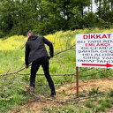 Tarlasını yola çeviren emlakçılara kızdı: Tabelayı dikti