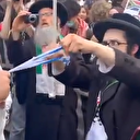 New York'taki bir Filistin destek kampında Haredi Yahudileri Amerikan-İsrail bayrağı yaktı