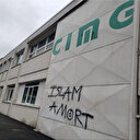 Fransa'da camiye alçak saldırı: Duvara İslam karşıtı ifadeler yazıldı