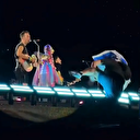 Sahneye çıkıp İsrail bayrağı açmak istedi: Platformdan düşen adamın kaburgaları kırıldı