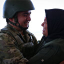 En güzel bayram sürprizi: Sınırda nöbet tutan asker ailesinin ziyaretiyle çifte bayram yaşadı