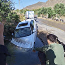 Bodrum'da yine aynı manzara: Ana isale hattı patladı otomobil oluşan çukura düştü
