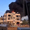 Siyonist İsrail askerleri Gazzelilere ait binayı ateşe verdi