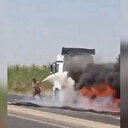 Saman yüklü TIR'da yangın tüpüyle müdahale sırasında patlama kamerada