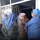 Tacikistan'da hastaneye giden kadınların zorla başını açtılar
