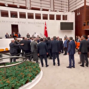 DEM’liler Meclis kürsüsünü işgal edip provokasyona girişti: CHP’li vekiller de destek verdi