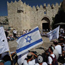 Incursions à Al-Aqsa : un colon israélien hisse le drapeau israélien