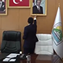DEM Partili Tatvan Belediyesi'nde Cumhurbaşkanı Erdoğan'ın resmini 'özgürlük' sloganı atarak indirdiler