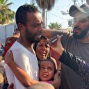 İşgalcilerin bıraktığı Gazzeli esir gözyaşları içinde ailesine kavuştu
