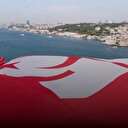 İstanbul’da köprülere dev Türk bayrakları asıldı