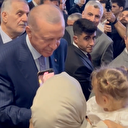 Cumhurbaşkanı Erdoğan küçüklere harçlık vermeden geçmedi