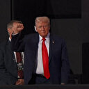 Trump silahlı saldırıdan iki gün sonra halkın karşısına çıktı: Kulağındaki bandaj dikkatlerden kaçmadı