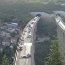 TEM'deki otomobil yangını ağaçlara sıçradı: 7 kilometrelik araç kuyruğu oluştu