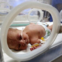 Un bébé sauvé après le décès de sa mère lors d'une attaque israélienne à Gaza