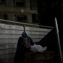 Filistinli kadının can yoldaşına son sözleri boğazları düğümledi: Tüm ailem şehit oldu sen de mi gidiyorsun?