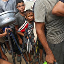 Les Palestiniens font la queue pour recevoir un repas chaud