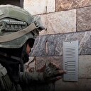 İsrail askerleri bombaladıkları evin enkazında Gazzeli çocuklarla dalga geçti