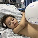 Une fillette palestinienne lutte pour sa vie après une attaque israélienne à Gaza