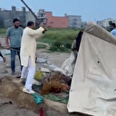 Hindu çeteler Müslümanlara sopalarla saldırdı