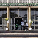 Zimbabwe: un tribunal maintient en détention trois défenseurs des droits humains