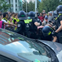 Alman polisi Filistin destekçilerini yerlerde sürükledi