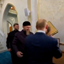 Rusya Devlet Başkanı Putin Çeçenistan’da kendisine hediye edilen Kur’an-ı Kerim’i öptü