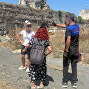 Köpek maskeli sözde hayvanseverler 'insan yiyen köpeklerin' toplatılmasını protesto etti