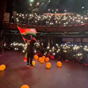 İngiliz komedyen Filistin bayrağı ile salona "Özgür Filistin" sloganları attırdı