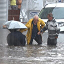 Ankara’da o bildik manzaralar! Yollar göle döndü, araçlar suya gömüldü, ev ve iş yerini su bastı