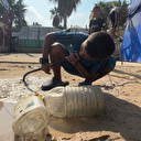 Siyonistlerin uyguladığı ambargo yüzünden Gazze'de yaşanan kriz çocukları kirli su içmeye zorluyor