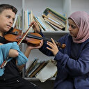 Une palestinienne enseigne le violon et l’oud aux enfants de Gaza