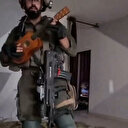 Katil İsrail askeri yerinden ettikleri Filistinli çocuğun gitarını parçalayıp o anları paylaştı