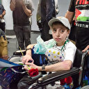 Un enfant palestinien, amputé des deux jambes, arrive à Chicago pour un traitement médical
