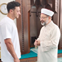 Cami temizlerken görüntülenen Mesut Özil ve Diyanet İşleri Başkanı Ali Erbaş Üsküdar'da bir araya geldi