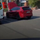 Trafikte tehlikeli yolculuk kamerada: Bursa sokaklarını kaputu açık dolaştı