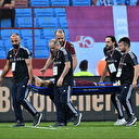 Trabzonspor'da Ozan Tufan şoku: Koltuk değnekleriyle stadyumdan ayrıldı