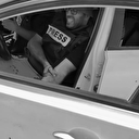 Katil İsrail askerleri basın aracının içindeki Filistinli gazeteciyi doğrudan hedef aldı