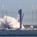 Le vaisseau de SpaceX amarré à l'ISS pour secourir des astronautes