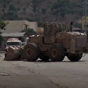 Soykırımcı İsrail ordusu yaralıları taşıyan ambulansların önünü kesti