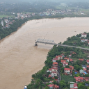Vietnam'da etkili olan Yagi Tayfunu 375 metrelik köprüyü yok etti