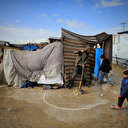 قذائف وأمطار بسماء غزة.. الخيام تغرق والنازحون يرتعشون بردا