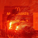 Los Angeles'ta McDonald's alevlere teslim oldu: 'Gerçeğe en yakın lezzet'