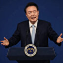 ساوٴتھ کوریا کے سابق صدر یون سک یول مارشل لا اور بغاوت کے الزام میں گرفتار