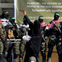 Gazze’de tarihi esir takası gerçekleşti: Filistinli kadın mücahitlerin üzerine güller saçtı