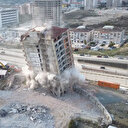 Hatay'da 14 katlı bina saniyeler içinde yerle bir oldu