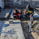 Kabristan yuvaları oldu: İsrail saldırısında bacağını kaybeden Filistinli adam ve ailesi mezarlıkta yaşamaya başladı