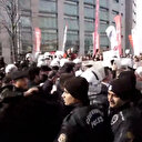 İmamoğlu’nu destekleyen CHP’liler Çağlayan Adliyesi önünde polisin üzerine yürüdü